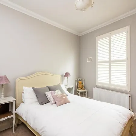Pass The Keys Quaint 2 Bed Within City Walls